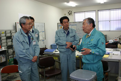 いわき市の猪狩水道事業管理者（左端）と面談する大澤会長