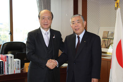 前田国土交通大臣（左）と大澤会長