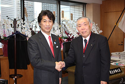 田村憲久厚生労働大臣（左）と大澤会長