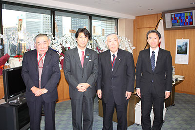 左から三重県連の田中会長、田村厚生労働大臣、大澤会長、石飛水道課長