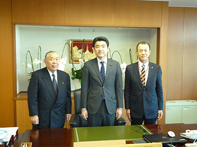 （左から）大澤会長、野上国土交通副大臣、藤川副会長