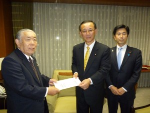谷垣自民党幹事長（写真中央）、牧原副幹事長（右）に要望書を渡す大澤会長