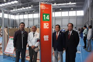 （写真左から）技術会の鹿野理事、松本委員長、中川副会長、和田副部長